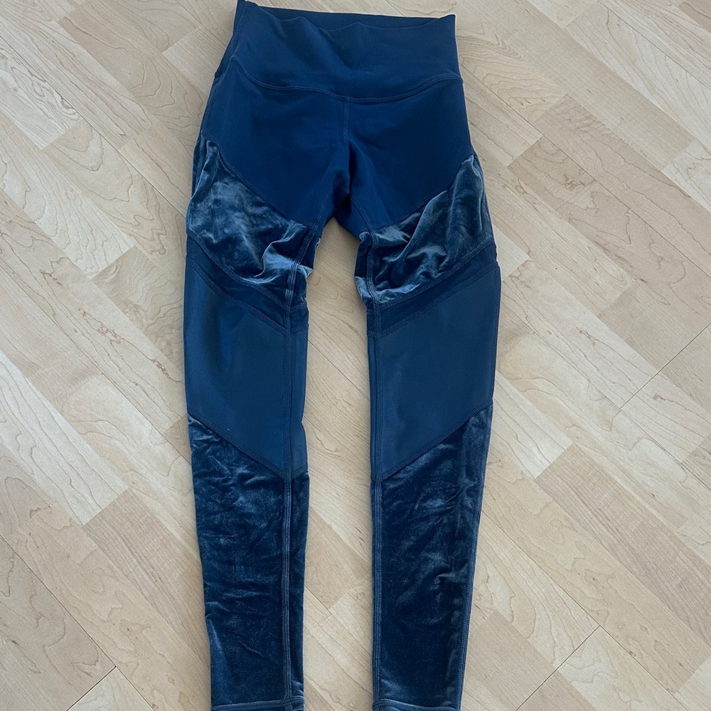 💙Alo Yoga Sheila Leggings - Picture 2 of 5